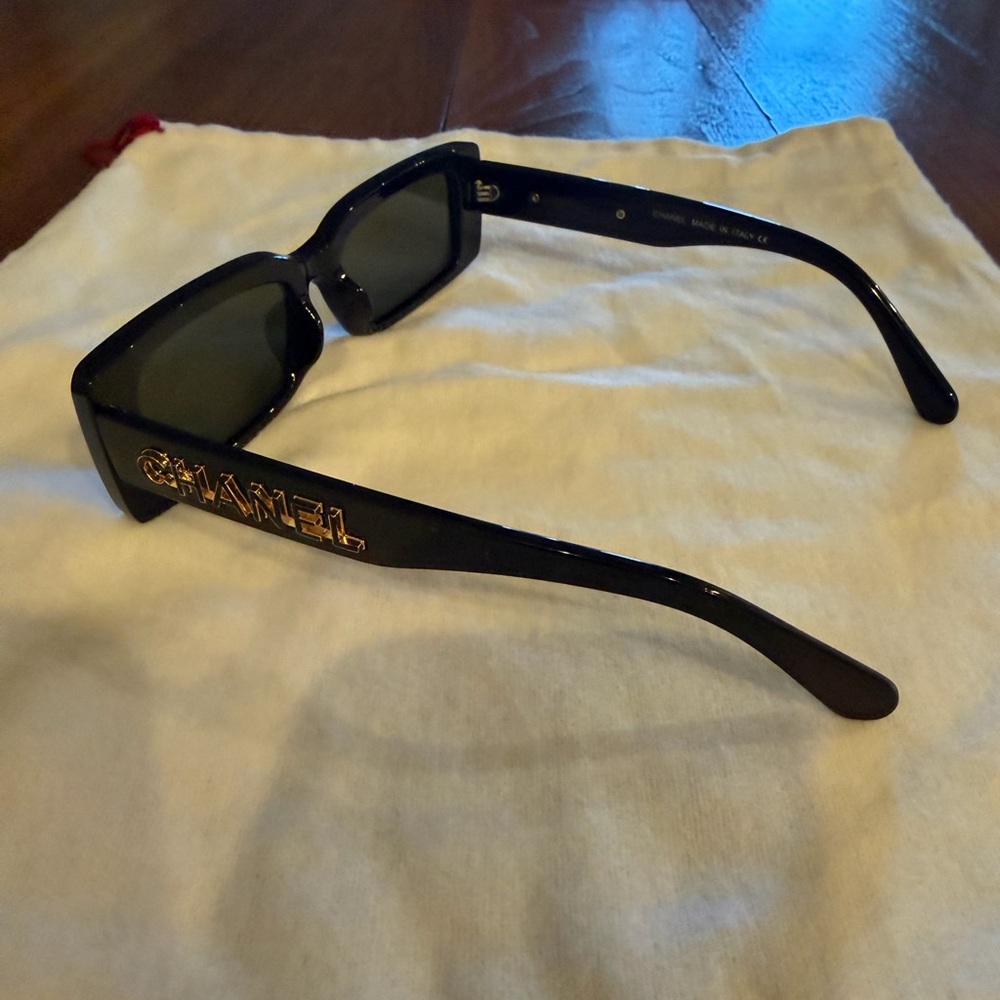 CHANEL Black Sunglasses with Logo - Picture 2 of 7
